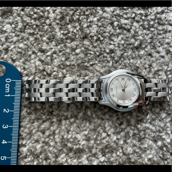 Gucci watch women’s. - Picture 9 of 11